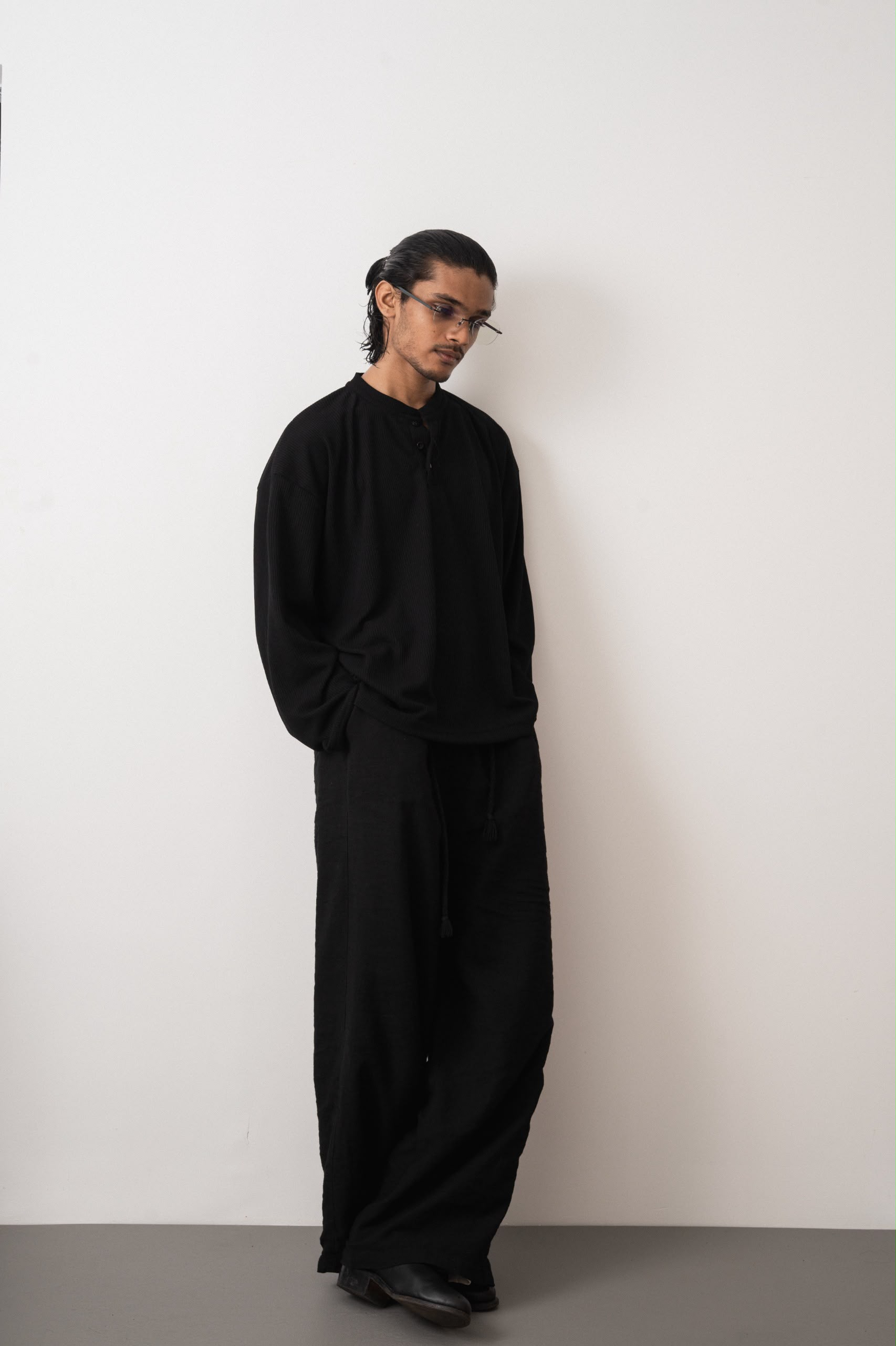 BLACK HENLEY - WAFFLE